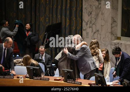 New York, New York, USA. Januar 2025. Der Ständige Botschafter Algeriens bei den Vereinten Nationen, AMAR BENDJAMA, umarmt die Ständige Botschafterin der USA bei den Vereinten Nationen, LINDA THOMAS-GREENFIELD, zum Abschied nach einer Sitzung des Sicherheitsrats zum Sudan. Dies wird die letzte Sitzung des US-Botschafters sein, zwei Wochen bevor der neu gewählte Präsident Donald Trump vereidigt wird. Quelle: ZUMA Press, Inc./Alamy Live News Stockfoto