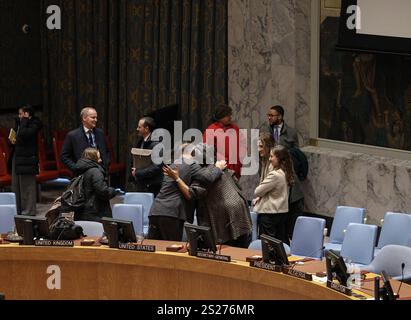 New York, New York, USA. Januar 2025. Der stellvertretende Ständige Botschafter des Vereinigten Königreichs bei den Vereinten Nationen, JAMES KARIUKI, umarmt die Ständige Botschafterin der Vereinigten Staaten bei den Vereinten Nationen, LINDA THOMAS-GREENFIELD, zum Abschied nach einer Sitzung des Sicherheitsrats zum Sudan. Dies wird die letzte Sitzung des US-Botschafters sein, zwei Wochen bevor der neu gewählte Präsident Donald Trump vereidigt wird. Quelle: ZUMA Press, Inc./Alamy Live News Stockfoto