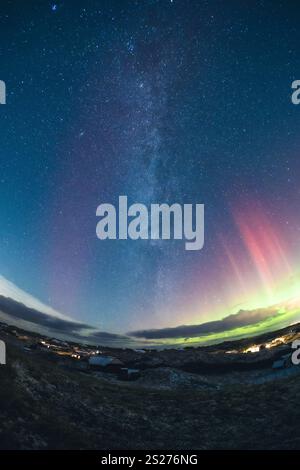 Milkyway und Nordlichter über Dänemark. Hochwertige Fotos Stockfoto