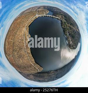 360 Panorama des Wasserdamms Slapy und seiner Umgebung im März 2022 Stockfoto