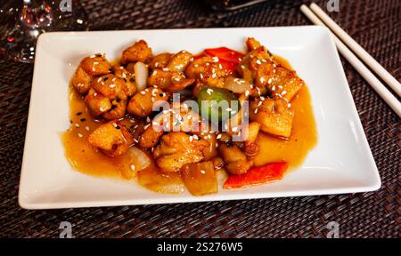 Teriyaki-Huhn mit geschmortem Gemüse Stockfoto