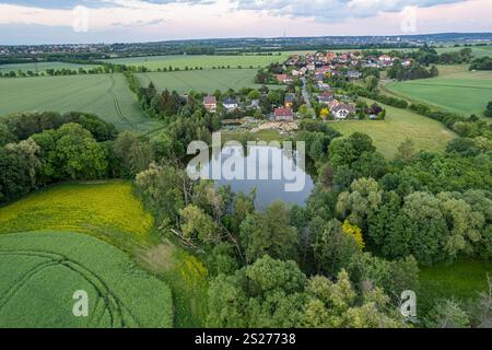 Luftaufnahme des Dorfes Lipany bei Prag im Juni 2022 Stockfoto