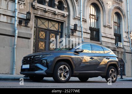 Bukarest, Rumänien – 6. Januar 2025: Schwarzer Hybridwagen Hyundai Tucson parkt vor dem historischen Gebäude Stockfoto