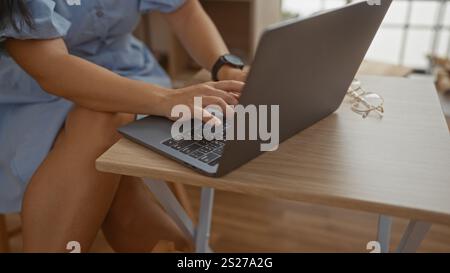 Frau, Arbeit, Hände, Tippen, Laptop, drinnen, Café, entspannt, Erwachsene, Technik Stockfoto