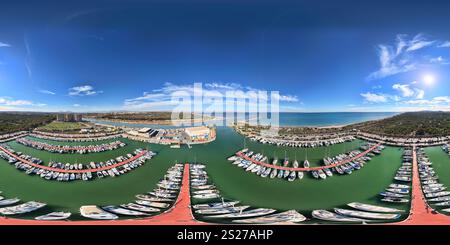 Ein fesselnder 360-Grad-Panoramablick auf den Yachthafen Guardamar del Segura in Costa Blanca, Spanien, mit Yachten, Docks, ruhigen Gewässern, und einen klaren Himmel. Stockfoto