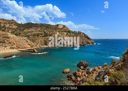 Sommer Felsenküste Ansicht mit Strand (in der Nähe von Cartagena, Costa Blanca, Spanien). Alle Menschen sind nicht erkannt. Stockfoto