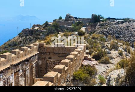 Castillitos Bateria auf Tinoso Kap und Blick aufs Meer (Cartagena, Spanien). Zwischen 1933 und 1936 eingebaut. Stockfoto