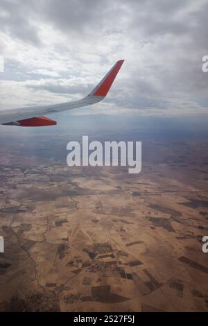 Blick über Marokko und die trockene Landschaft von einem Passagierflugzeug aus. Stockfoto