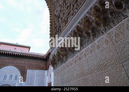 Marrakesch, Marokko - 27. Dezember 2024 - Ben Youssef Medersa Courtyard in der Islamischen Schule Stockfoto
