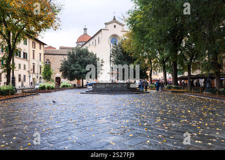 FLORENZ, ITALIEN - 5. NOVEMBER 2016: Piazza Santo Spirito mit Basilika di Santo Spirito in Florenz im Herbst. Die Kirche wurde im 15. Jahrhundert erbaut Stockfoto