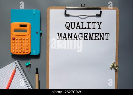 Das TQM für das Qualitätsmanagement wird in einem Text angezeigt Stockfoto