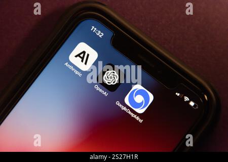 Die Symbole Anthropic, OpenAI und Google DeepMind werden auf einem iPhone-Bildschirm angezeigt. Ein Konzeptbild von drei Innovatoren, die die Zukunft der KI symbolisieren Stockfoto