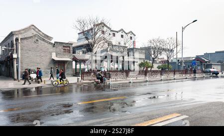 Peking, CHINA - 19. März 2017: Menschen und Fahrräder auf Liangshidian Straße in Dashilanr-Business-Bereich, im Süden des Tiananmen-Platzes, westlich von Qianmen Stockfoto