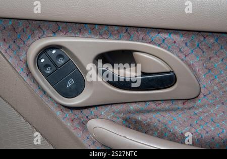 1993 Mk1 Ford Mondeo, einer der ersten von Mondeos gebauten modernen klassischen Retro-Familienwagen und Flottenwagen Stockfoto