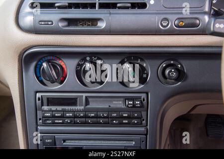 1993 Mk1 Ford Mondeo, einer der ersten von Mondeos gebauten modernen klassischen Retro-Familienwagen und Flottenwagen Stockfoto