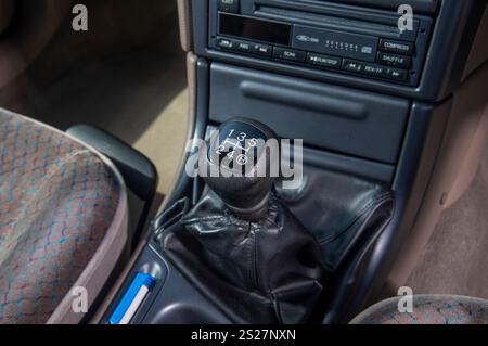 1993 Mk1 Ford Mondeo, einer der ersten von Mondeos gebauten modernen klassischen Retro-Familienwagen und Flottenwagen Stockfoto