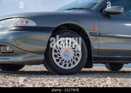 1993 Mk1 Ford Mondeo, einer der ersten von Mondeos gebauten modernen klassischen Retro-Familienwagen und Flottenwagen Stockfoto