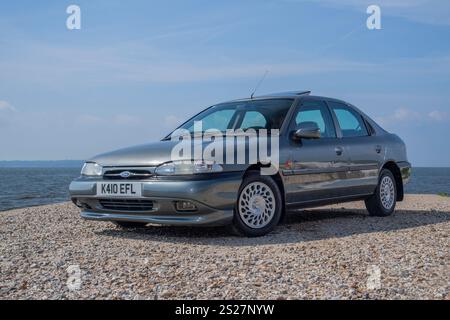 1993 Mk1 Ford Mondeo, einer der ersten von Mondeos gebauten modernen klassischen Retro-Familienwagen und Flottenwagen Stockfoto