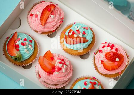 Nahaufnahme von dekorierten Cupcakes in Box Stockfoto