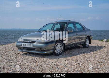 1993 Mk1 Ford Mondeo, einer der ersten von Mondeos gebauten modernen klassischen Retro-Familienwagen und Flottenwagen Stockfoto