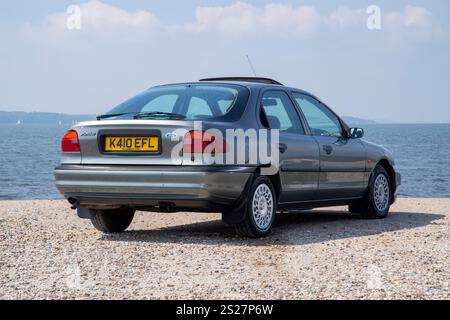 1993 Mk1 Ford Mondeo, einer der ersten von Mondeos gebauten modernen klassischen Retro-Familienwagen und Flottenwagen Stockfoto