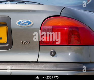 1993 Mk1 Ford Mondeo, einer der ersten von Mondeos gebauten modernen klassischen Retro-Familienwagen und Flottenwagen Stockfoto