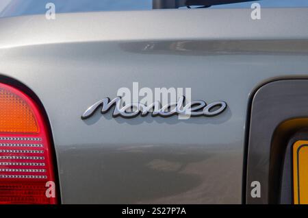 1993 Mk1 Ford Mondeo, einer der ersten von Mondeos gebauten modernen klassischen Retro-Familienwagen und Flottenwagen Stockfoto