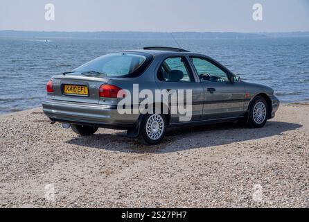 1993 Mk1 Ford Mondeo, einer der ersten von Mondeos gebauten modernen klassischen Retro-Familienwagen und Flottenwagen Stockfoto