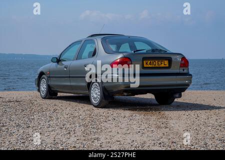 1993 Mk1 Ford Mondeo, einer der ersten von Mondeos gebauten modernen klassischen Retro-Familienwagen und Flottenwagen Stockfoto