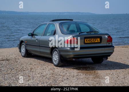 1993 Mk1 Ford Mondeo, einer der ersten von Mondeos gebauten modernen klassischen Retro-Familienwagen und Flottenwagen Stockfoto