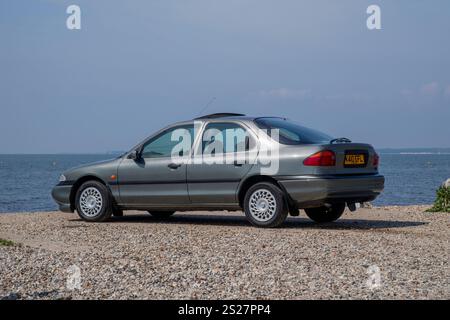 1993 Mk1 Ford Mondeo, einer der ersten von Mondeos gebauten modernen klassischen Retro-Familienwagen und Flottenwagen Stockfoto