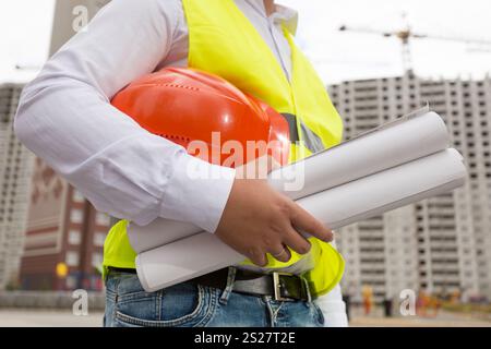 Nahaufnahme eines jungen Architekten, der auf der Baustelle posiert Stockfoto