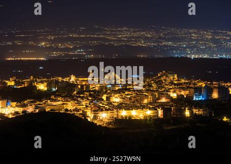 Nacht Lentini Stadt Blick in Richtung von der Straße auf die See und Vulkan Ätna (Siracusa, Sizilien, Italien) Stockfoto