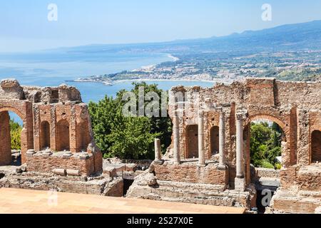 Reisen Sie nach Sizilien, Italien - Ansicht der zerstörten Mauern des Teatro Antico di Taormina, antiken griechischen Theater (Teatro Greco) in Stadt Taormina und Giardini Naxos Stockfoto