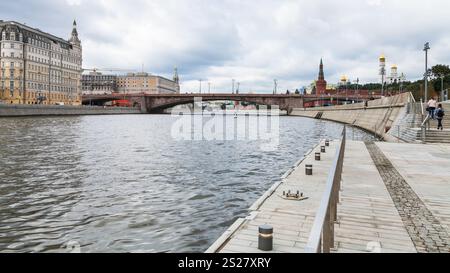 Moskwa und Moskvoretskaya Damm in der Stadt Moskau im Herbst Stockfoto