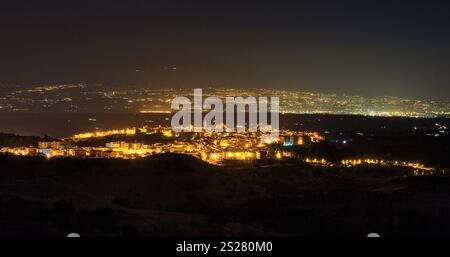 Nacht Lentini Stadt Blick in Richtung von der Straße auf die See und Vulkan Ätna (Siracusa, Sizilien, Italien) Stockfoto