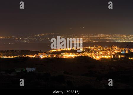 Nacht Lentini Stadt Blick in Richtung von der Straße auf die See und Vulkan Ätna (Siracusa, Sizilien, Italien) Stockfoto