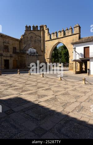 BAEZA, SPANIEN - 07. SEPTEMBER 2020: Platz von Lyon in der Altstadt von Baeza, Weltkulturerbe der UNESCO, Jaen, Spanien. Stockfoto