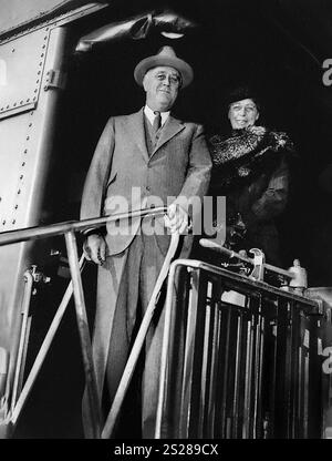US-Präsident Franklin D. Roosevelt und US First Lady Eleanor Roosevelt, nach der Rückkehr aus Hyde Park, New York, Washington, D.C., USA, aus dem Zug aussteigen, Franklin D. Roosevelt Presidential Library & Museum, 8. November 1935 Stockfoto