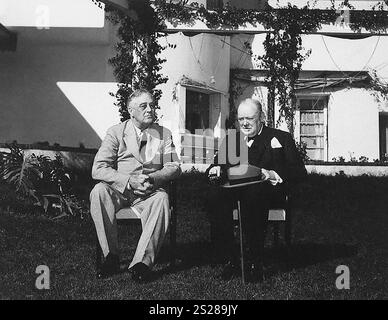 US-Präsident Franklin D. Roosevelt mit dem britischen Premierminister Winston Churchill bei der Casablanca Conference, Casablanca, Marokko, Franklin D. Roosevelt Presidential Library & Museum, 22. Januar 1943 Stockfoto