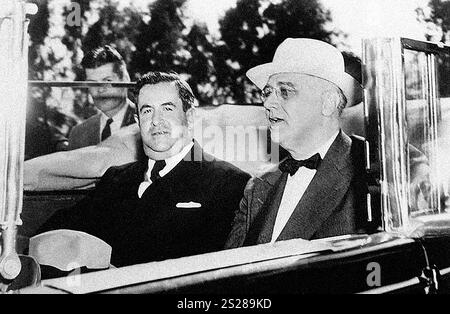 US-Präsident Franklin D. Roosevelt und mexikanische Präsidentin Avila Camacho fahren im Cabriolet, Monterrey, Mexiko, Franklin D. Roosevelt Presidential Library & Museum, 20. April 1943 Stockfoto