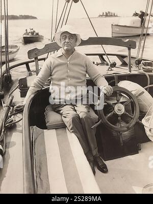 US. Präsident Franklin D. Roosevelt am Steuer von Amberjack II, während er von Marion, Massachusetts, USA nach Campobello, New Brunswick, Kanada, segelte. Franklin D. Roosevelt Presidential Library & Museum, 16. Juni 1933" Stockfoto
