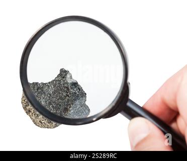 Blick auf Rohstoffe peridotite Stein durch Lupe auf weißem Hintergrund Stockfoto