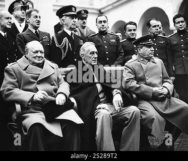 Der britische Premierminister Winston Churchill, der US-Präsident Franklin D. Roosevelt und der sowjetische Generalsekretär Josef Stalin auf der Konferenz von Jalta, Livadia Palace, Jalta, UdSSR Stockfoto