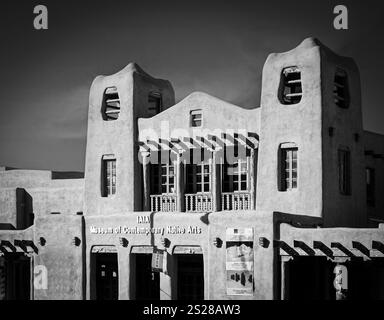 Atemberaubende Architektur im Pueblo-Revival-Stil aus adobe, die das IAIA, Museum of Contemporary Native Arts in der Innenstadt von Santa Fe, NM, in Schwarz-weiß beherbergt Stockfoto