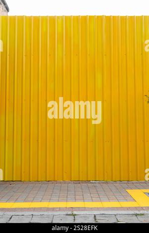 Schwarze Sonnenbrille auf einem Holztisch. Der Kontrast zwischen dem eleganten schwarzen Design der Brille und der natürlichen Textur des Holzes entsteht Stockfoto