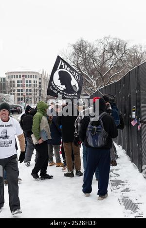 Washington DC, USA. Am 6. Januar 2025 veranstalten die Teilnehmer des Angriffs auf das US-Kapitol am 6. Januar 2021 und ihre Unterstützer eine Demonstration vor dem Kapitol zum vierten Jahrestag des Angriffs in Washington DC, USA. Quelle: Diego Montoya/Alamy Live News Stockfoto