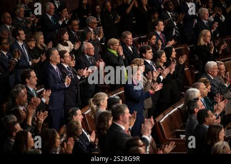 Washington, Vereinigte Staaten Von Amerika. Januar 2025. Die Kongressabgeordneten stehen und applaudieren zum Abschluss der Zählung der 2024 Wahlstimmen, die Donald Trumps Wahl zum 47. US-Präsidenten am Montag, 6. Januar 2025 bescheinigen. Credit: Mattie Neretin/CNP/SIPA USA Credit: SIPA USA/Alamy Live News Stockfoto