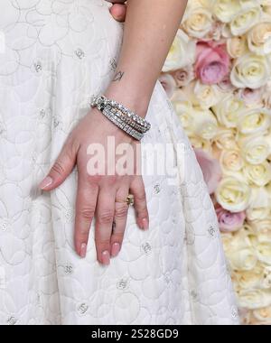 Kaley Cuoco, Armband Detail, nimmt an den 82. Jährlichen Golden Globe Awards im Beverly Hilton am 5. Januar 2025 in Beverly Hills, Kalifornien, Teil. Foto: Casey Flanigan/imageSPACE/SIPA USA Stockfoto