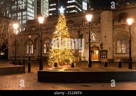 Weihnachtsbaumbeleuchtung in der St. Giles Cripplegate Church, Barbican, City of london Stockfoto